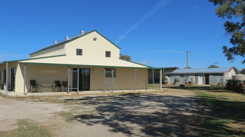 RETRO FUNNY FARM - Dalby Accommodation 0