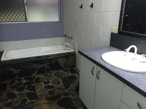Royal Palm Cottage, Entire Two Bedroom 2 Bathroom House With Pool - Dalby Accommodation 3