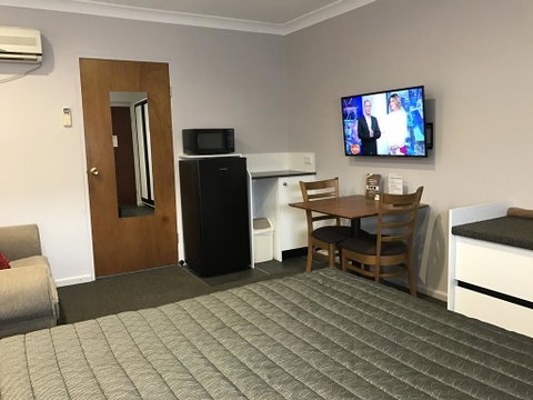 Roydons Motor Inn - Dalby Accommodation 0
