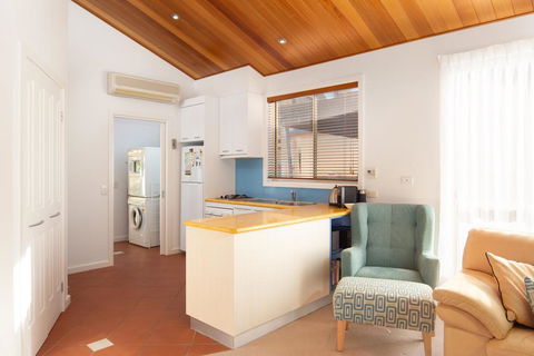 SAILS TWO - INVERLOCH - Dalby Accommodation 3