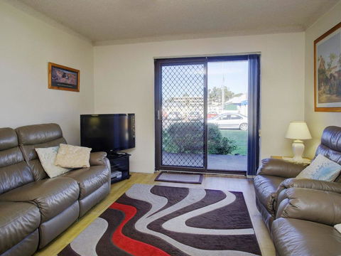 Seabreeze 6 Opposite Bowling Club - Dalby Accommodation 3