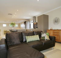 Seal 4 Bedroom House by Shoalwater Executive Homes - Dalby Accommodation
