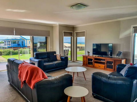 SEAL HAVEN - Centrally Located, Modern Home - Dalby Accommodation 1