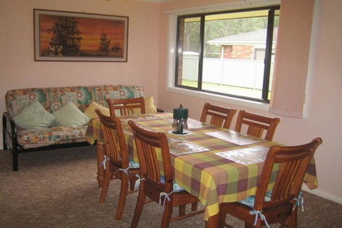 SEASCAPE In NARRAWALLEE - Dalby Accommodation 3