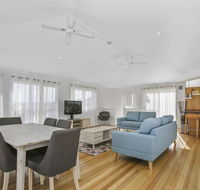 SEAVIEW - ocean views from a modern townhouse - Dalby Accommodation
