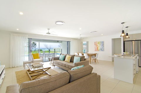 Sentosa On Tugun - Beachfront 5 Bedroom - Dalby Accommodation 3