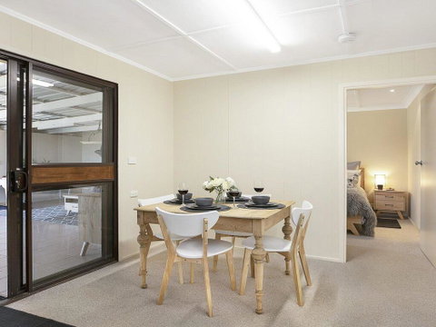 Silky Oak Cottage - Cosy With Country Views - Dalby Accommodation 3