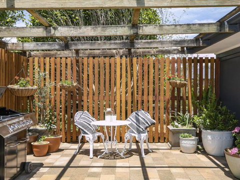Silky Oak Cottage - Cosy With Country Views - Dalby Accommodation 1