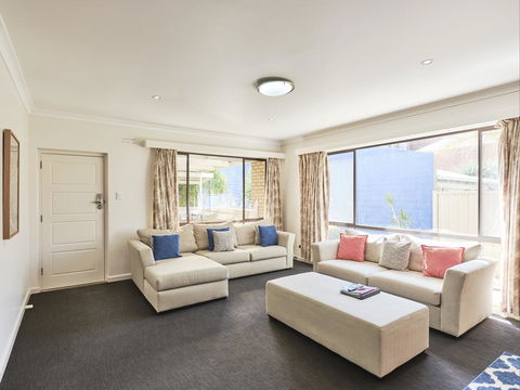Skymirror Villa - Dalby Accommodation 2