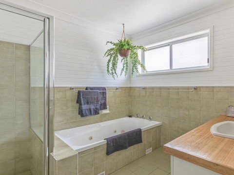 Sounds By The Sea - Open Plan Living, Metres To Beach - Dalby Accommodation 3
