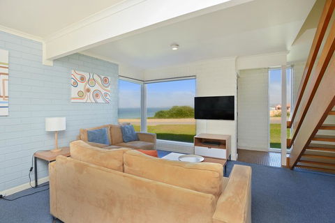 South Seas Beachfront Apartments - Dalby Accommodation 3