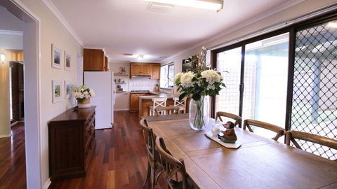 Spacious And Cozy Home Next To Glen Waverley - Dalby Accommodation 1
