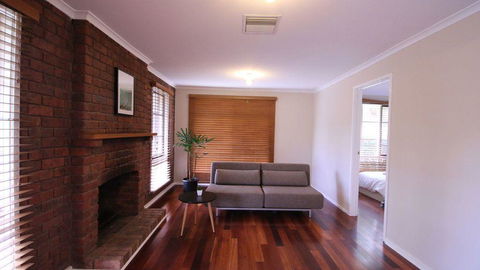 Spacious And Cozy Home Next To Glen Waverley - Dalby Accommodation 2