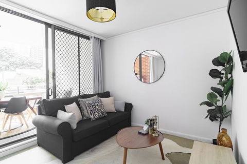 Spacious Apt V Stylish Furniture Pool GYM - Dalby Accommodation 2