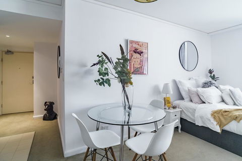 Spacious Apt V Stylish Furniture Pool GYM - Dalby Accommodation 0