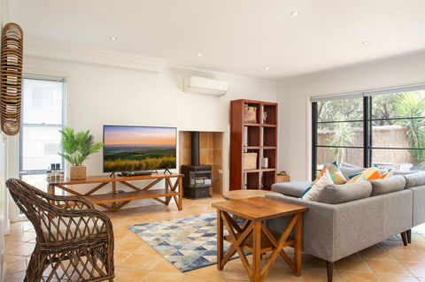 Spacious Home In The Heart Of Avalon Beach - Dalby Accommodation 3