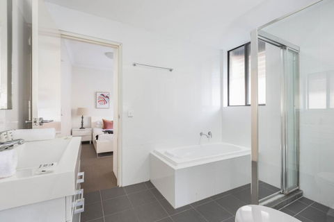 Spacious Two-Bedroom Apartment Near Hospital - Dalby Accommodation 3