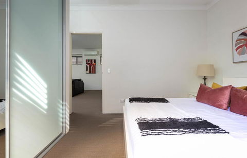 Spacious Two-Bedroom Apartment Near Hospital - Dalby Accommodation 2