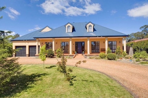 Stately Bowral Designer Home - Dalby Accommodation 0