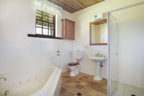 Stone Cottage - Dalby Accommodation 1