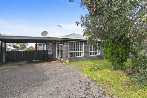 Strathmore Beach House 67 - Dalby Accommodation 1