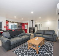 Stratton Summit 4- Modern sophisticated style with lake and mountain views - Dalby Accommodation