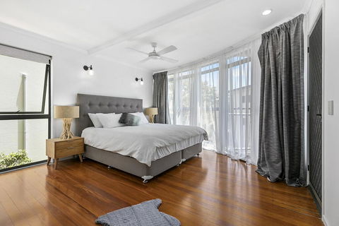 Stunning Beach Front Villa At Castaway Cove - Dalby Accommodation 2