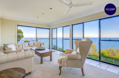 STUNNING CLIFF TOP HOME // POOL & GAMES - Dalby Accommodation 0