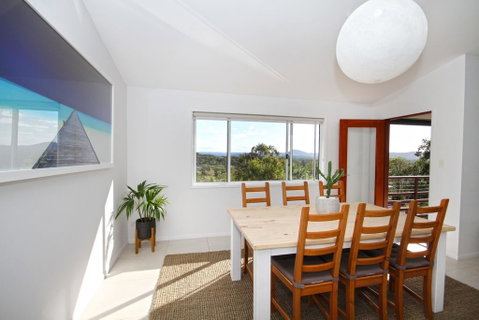 STUNNING HOME WITH SPECTACULAR VIEWS AND CLOSE TO THE BEACH - Dalby Accommodation 2