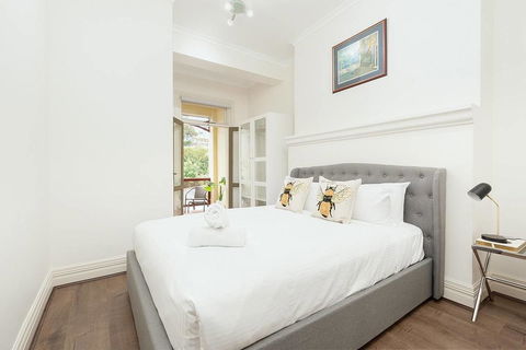 STUNNING SYDNEY HOME 1 - Dalby Accommodation 1