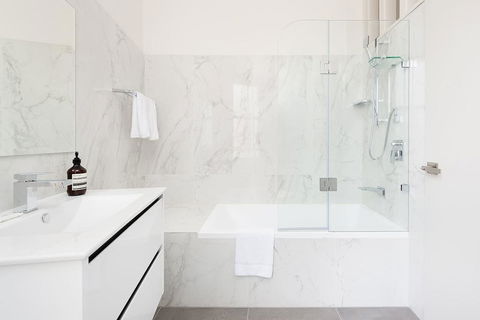 STUNNING SYDNEY HOME 10 - Dalby Accommodation 3