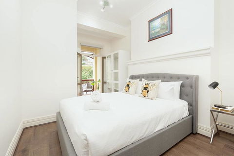 STUNNING SYDNEY HOME 11 - Dalby Accommodation 1