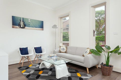 STUNNING SYDNEY HOME 11 - Dalby Accommodation 2