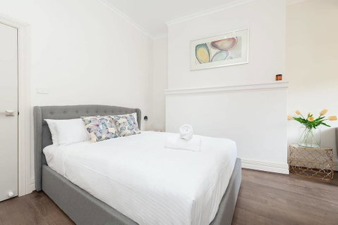 STUNNING SYDNEY HOME 8 - Dalby Accommodation 1