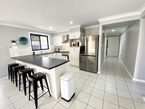 STYLISH RESIDENCE, LARGE PRIVATE YARD - CLOSE TO DREAMWORLD - Dalby Accommodation 3