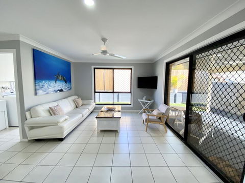 STYLISH RESIDENCE, LARGE PRIVATE YARD - CLOSE TO DREAMWORLD - Dalby Accommodation 0