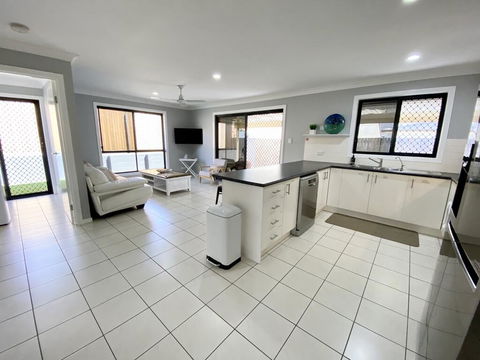 STYLISH RESIDENCE, LARGE PRIVATE YARD - CLOSE TO DREAMWORLD - Dalby Accommodation 2