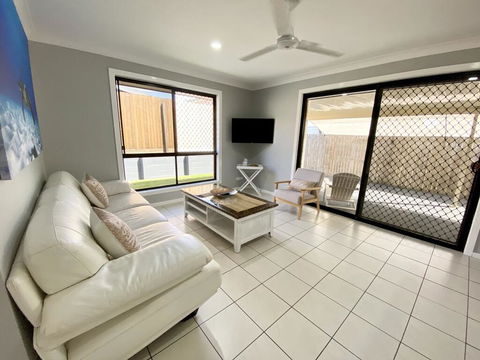 STYLISH RESIDENCE, LARGE PRIVATE YARD - CLOSE TO DREAMWORLD - Dalby Accommodation 1