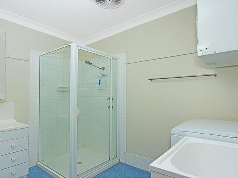 Summer Breeze - Clean And Simple, 200m To Beach - Dalby Accommodation 1
