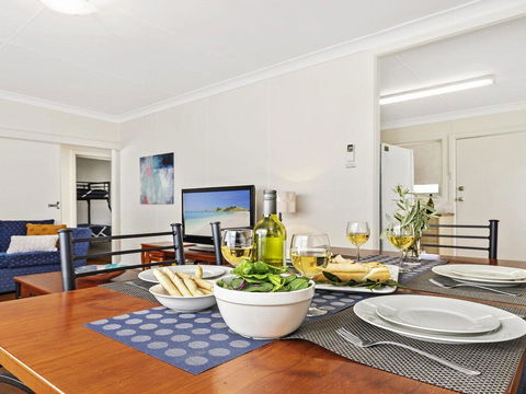 Summer Breeze - Clean And Simple, 200m To Beach - Dalby Accommodation 3