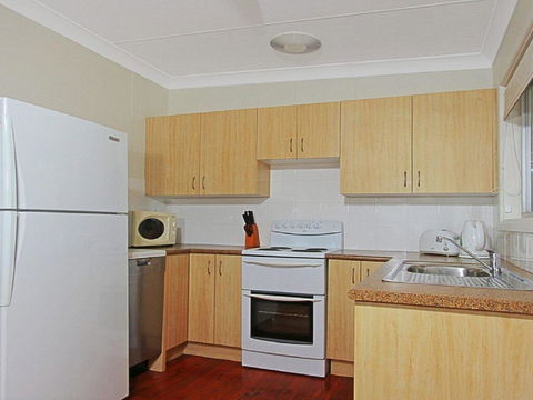 Summer Breeze - Clean And Simple, 200m To Beach - Dalby Accommodation 2