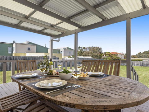 Summer Breeze - Clean And Simple, 200m To Beach - Dalby Accommodation 0