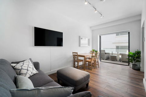 Sunlit 1 Bedroom Apartment Right At Bondi Beach - Dalby Accommodation 0