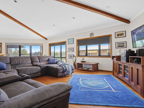 SunRay On Orama - Spacious With Great Views - Dalby Accommodation 2