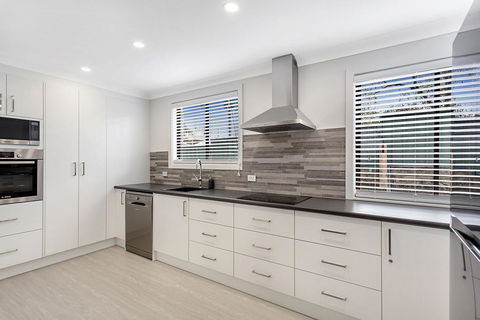 Sunset Beach House - Soldiers Point Sleeps 9 - Dalby Accommodation 3