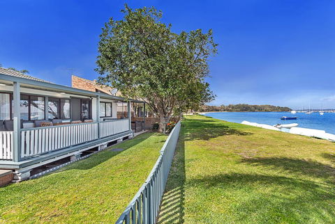 Sunset Beach House - Soldiers Point Sleeps 9 - Dalby Accommodation 1