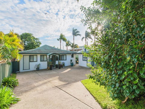 Sunset Beach House - Soldiers Point Sleeps 9 - Dalby Accommodation 2