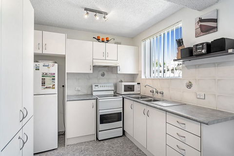 Sunset Court, Unit 1/3 Resthaven Avenue - Dalby Accommodation 2