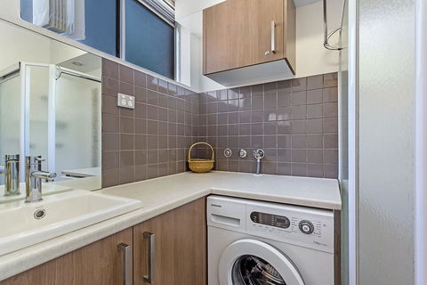 Sunset Court, Unit 1/3 Resthaven Avenue - Dalby Accommodation 1