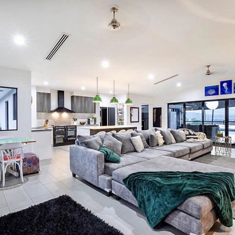 Sunset Penthouse Couples Retreat, Close To Airlie Beach, Champagne On Arrival - Dalby Accommodation 3